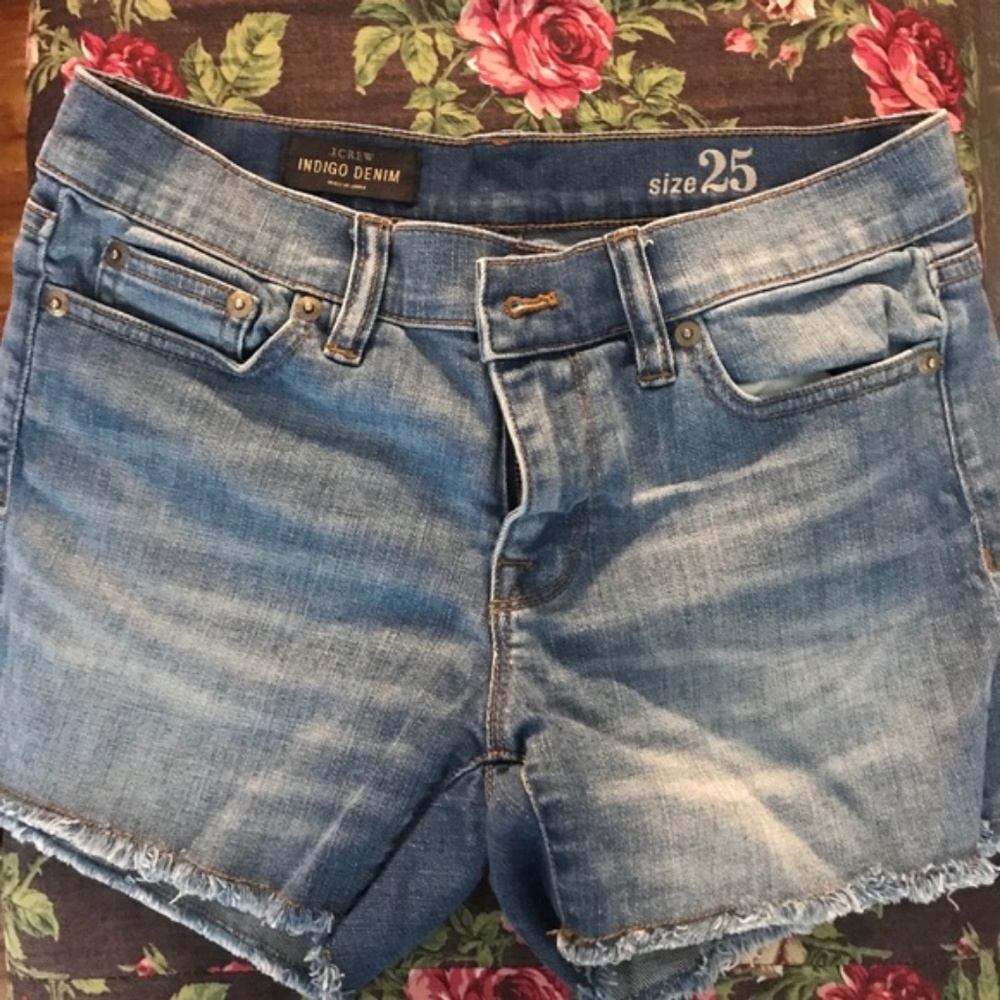 Adorable lightly frayed hem denim shorts.